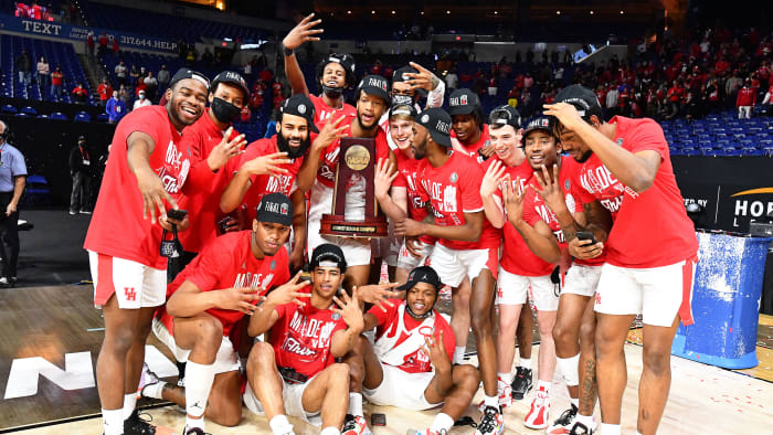 Houston poses for a team photo with the Midwest Region trophy